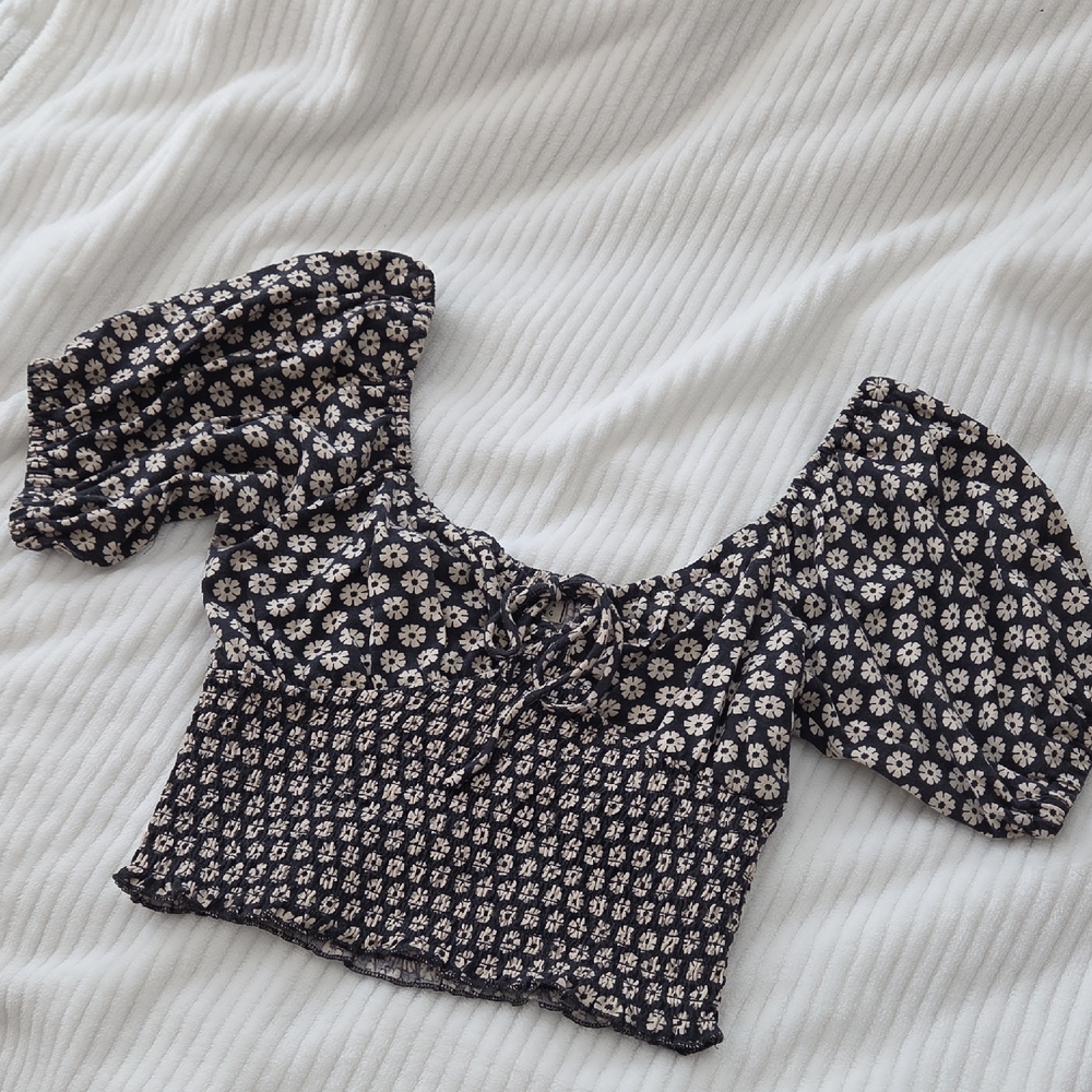 Billabong Black and White Floral Cropped Blouse
